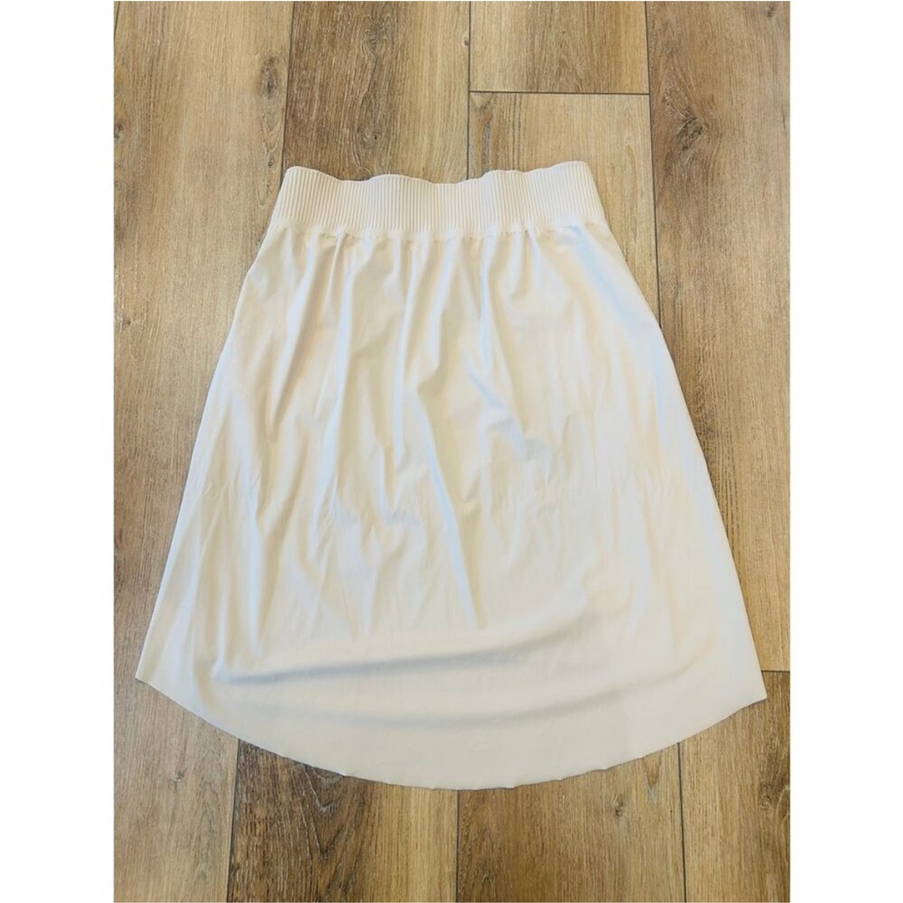 Athleta cream skirt medium with zippered pockets like new lightweight travel